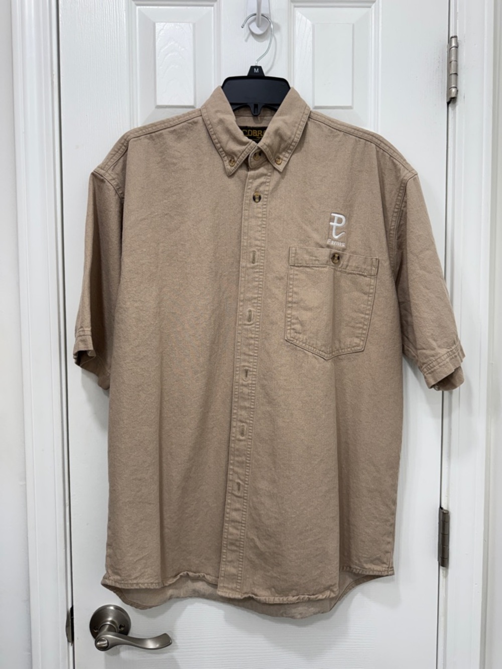 Men's Casual Short-Sleeve Button-Down Shirt in Beige with Chest Pocket